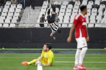 BOTAFOGO X INTERNACIONALRJ - BRASILEIRÃO/BOTAFOGO X INTERNACIONAL - ESPORTES - Artur, do Botafogo, comemora seu gol durante a partida entre Botafogo e Internacional válida pela oitava rodada do   Campeonato Brasileiro 2025, realizada no estádio Nilton Santos, na zona norte do Rio de Janeiro, na noite deste   domingo (11).   11/05/2025 - Foto: ALEXANDRE DURÃO/ZIMEL PRESS/ESTADÃO CONTEÚDOEditoria: ESPORTESLocal: RIO DE JANEIROIndexador: ALEXANDRE DURÃOFonte: Zimel PressFotógrafo: ZIMEL PRESS<!-- NICAID(16035091) -->