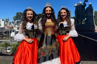 A rainha Lizandra Mello Chinali e as princesas Eduarda Ruzzarin Menezes e Letícia de Carvalho vestiram pela primeira vez os trajes oficiais da Festa da Uva de 2024. A apresentação dos novos vestidos contou com um desfile inédito. Pela primeira vez, o trio de soberanas percorreu importantes ruas da cidade em um trio elétrico para mostrar à comunidade os modelos, uma forma de se aproximar dos cidadãos de Caxias do Sul, e também para convidar a população a fazer parte da 34ª edição.<!-- NICAID(15608592) -->