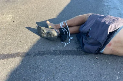 Um homem não identificado foi amarrado por populares após furtar um veículo Focus na RS-118, em Sapucaia do Sul, na Região Metropolitana. Depois de bater o carro, ele teve as mãos e pernas amarradas por populares que presenciaram a situação.<!-- NICAID(15998476) -->