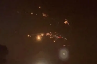 In this handout image courtesy of X user Mark OHenly, debris from the SpaceX Starship is seen in the sky from a restaurant in Turks and Caicos on March 6, 2025. SpaceX carried out another launch of its powerful Starship rocket on March 6 but quickly lost contact with the vessel as it roared over the Gulf of Mexico. "Can confirm we did lose contact with the ship. Unfortunately, this happened last time too," SpaceX official Dan Huot said, alluding to a launch in January in which the same upper stage of the rocket exploded over the Caribbean, raining debris. (Photo by Mark OHenly / Courtesy of X user Mark OHenly / AFP) / RESTRICTED TO EDITORIAL USE - MANDATORY CREDIT "AFP PHOTO / HANDOUT / Mark O'HENLY " - NO MARKETING NO ADVERTISING CAMPAIGNS - DISTRIBUTED AS A SERVICE TO CLIENTS<!-- NICAID(15990506) -->