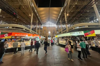 Movimento no Mercado Público quatro meses após a enchente de maio<!-- NICAID(15857107) -->