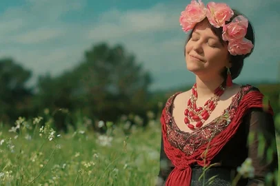 Cosmonauta Histórias & Filmes / Divulgação Após envolver o público em uma sessão exclusiva de pré-estreia, o drama em curta-metragem “Lontano” anuncia o lançamento de seu teaser oficial para a próxima quarta-feira, dia 18 de dezembro, nas plataformas digitais.“Lontano” é uma produção da Cosmonauta Histórias & Filmes e do Estúdio Sona. A finalização da obra foi viabilizada pelo Edital de Chamamento Público nº 13/2024 - LEI ALDIR BLANC, realizado com recursos do Ministério da Cultura/Governo Federal repassados por meio da Política Nacional Aldir Blanc de Fomento à Cultura (Lei nº 14.399/2022). O filme contou ainda com investimentos da Prefeitura de Flores da Cunha, da Comissão Comunitária da Fenavindima e do Instituto Brasileiro do Vinho (Ibravin).<!-- NICAID(16186808) -->