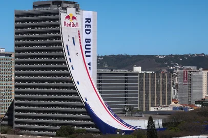 PORTO ALEGRE, RS, BRASIL, 25-09-2025: Sandro Dias inicia descidas oficiais do SÉTIMO nível da rampa montada pela Red Bull no CAFF. Descida do drop mais alto a 70 metros. Foto Jonathan Heckler/Agência RBS<!-- NICAID(16132645) -->