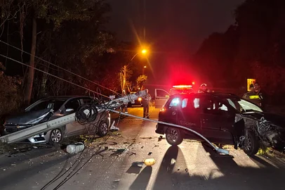 Acidente entre dois carros e poste na RS-118, em Viamão.<!-- NICAID(16317000) -->