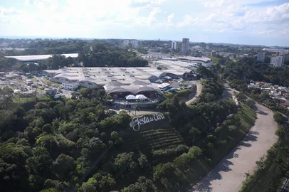 CAXIAS DO SUL, RS, BRASIL, 02/03/2026. Passeio de helicóptero sobre os pavilhões da Festa da Uva. (Ariéli Ziegler/Agência RBS)Indexador: Arieli Ziegler<!-- NICAID(16237020) -->