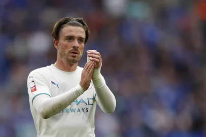 Manchester City's English midfielder Jack Grealish applauds the fans at the end of the English FA Community Shield football match between Manchester City and Leicester City at Wembley Stadium in north London on August 7, 2021. (Photo by Adrian DENNIS / AFP) / NOT FOR MARKETING OR ADVERTISING USE / RESTRICTED TO EDITORIAL USEEditoria: SPOLocal: LondonIndexador: ADRIAN DENNISSecao: soccerFonte: AFPFotógrafo: STF<!-- NICAID(14861357) -->
