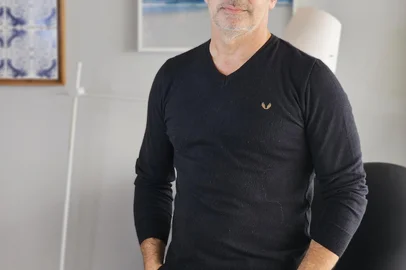 Renato Caminha é formado em Psicologia pela Pontifícia Universidade Católica do Rio Grande do Sul (PUCRS), mestre em Psicologia Social e da Personalidade pela mesma universidade, educador parental, palestrante, escritor e pesquisador em Empatia, Emoções e Regulação Socioemocional. Criou o protocolo Tríade da Regulação, para tratar depressão infantil e adolescente. Escreveu mais de 20 livros sobre parentalidade, infância e adolescência.<!-- NICAID(15891460) -->