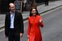 Kate Middleton e príncipe William em metrô e pub em LondresBritain's Prince William, Prince of Wales (L) and Britain's Catherine, Princess of Wales (R) arrive to visit the Dog & Duck Pub in Soho, central London, on May 4, 2023 to hear about their preparation for the Coronation Weekend and meet members of staff and representatives from other hospitality and recreation businesses of the area. (Photo by Ben Stansall / AFP)<!-- NICAID(15420769) -->