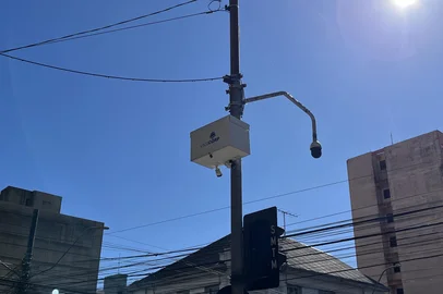 A Prefeitura de Caxias informa à comunidade que as câmeras de monitoramento do Centro Integrado de Operações (CIOp) não tem a função penalização de condutores infratores (aplicar multas). São equipamentos que auxiliam na segurança pública, por meio do monitoramento e cercamento eletrônico, realizando permanentemente o monitoramento e registro de imagens destinadas à segurança pública. <!-- NICAID(16090853) -->
