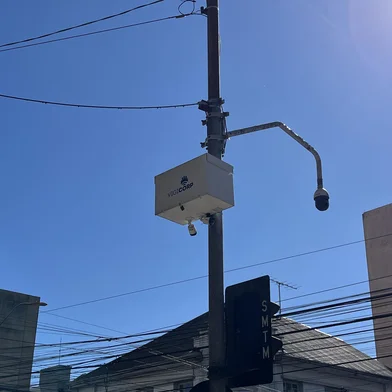 A Prefeitura de Caxias informa à comunidade que as câmeras de monitoramento do Centro Integrado de Operações (CIOp) não tem a função penalização de condutores infratores (aplicar multas). São equipamentos que auxiliam na segurança pública, por meio do monitoramento e cercamento eletrônico, realizando permanentemente o monitoramento e registro de imagens destinadas à segurança pública. <!-- NICAID(16090853) -->