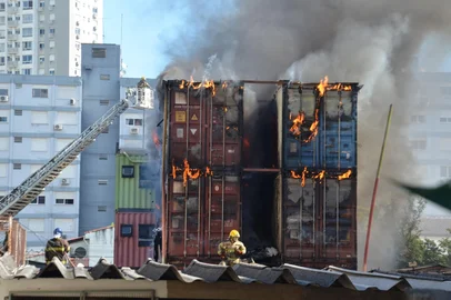 Incêndio atinge contêineres que serviam como quitinetes alugadas no Partenon<!-- NICAID(15967018) -->