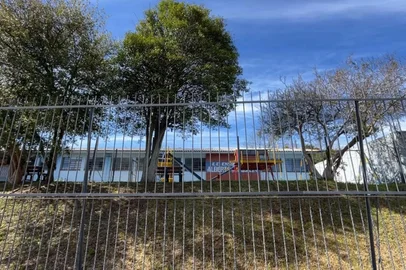 "Elas sustentam seus filhos e não têm o que comer":  trabalhadoras da limpeza de escolas estaduais da região de Passo Fundo denunciam atraso salarial<!-- NICAID(16371897) -->
