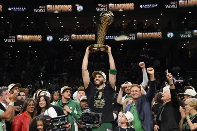 Jayson Tatum venceu seu primeiro título da NBA ao lado de um elenco qualificado.