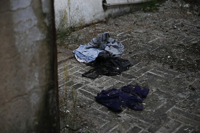 Peças de roupa no local indicam uso indevido do espaço