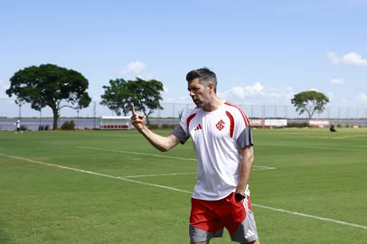 Jeff Botega / Agencia RBS PORTO ALEGRE, RS, BRASIL, 05-01-2026: Jogadores do Internacional participam do primeiro treino da temporada 2026, marcado pela presença do novo treinador, o uruguaio Paulo Pezzolano. A atividade também contou com Abel Braga, Fabinho Soldado e o presidente Alessandro Barcellos. Foto: Jeff Botega/Agência RBSIndexador: jeff botega<!-- NICAID(16197883) -->