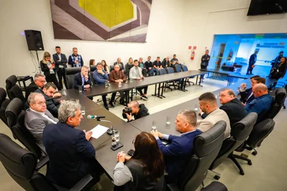 Porto Alegre, RS 14/10/2022: O prefeito SebastiÃ£o Melo entregou, na manhÃ£ desta sexta-feira (14), durante reuniÃ£o na CÃ¢mara Municipal de Vereadores, ao presidente do Legislativo, Idenir Cecchim, a proposta da Lei OrÃ§amentÃ¡ria Anual (LOA) 2023. O ato contou com a presenÃ§a de secretÃ¡rios municipais e vereadores. Foto: Alex Rocha/PMPA<!-- NICAID(15235937) -->