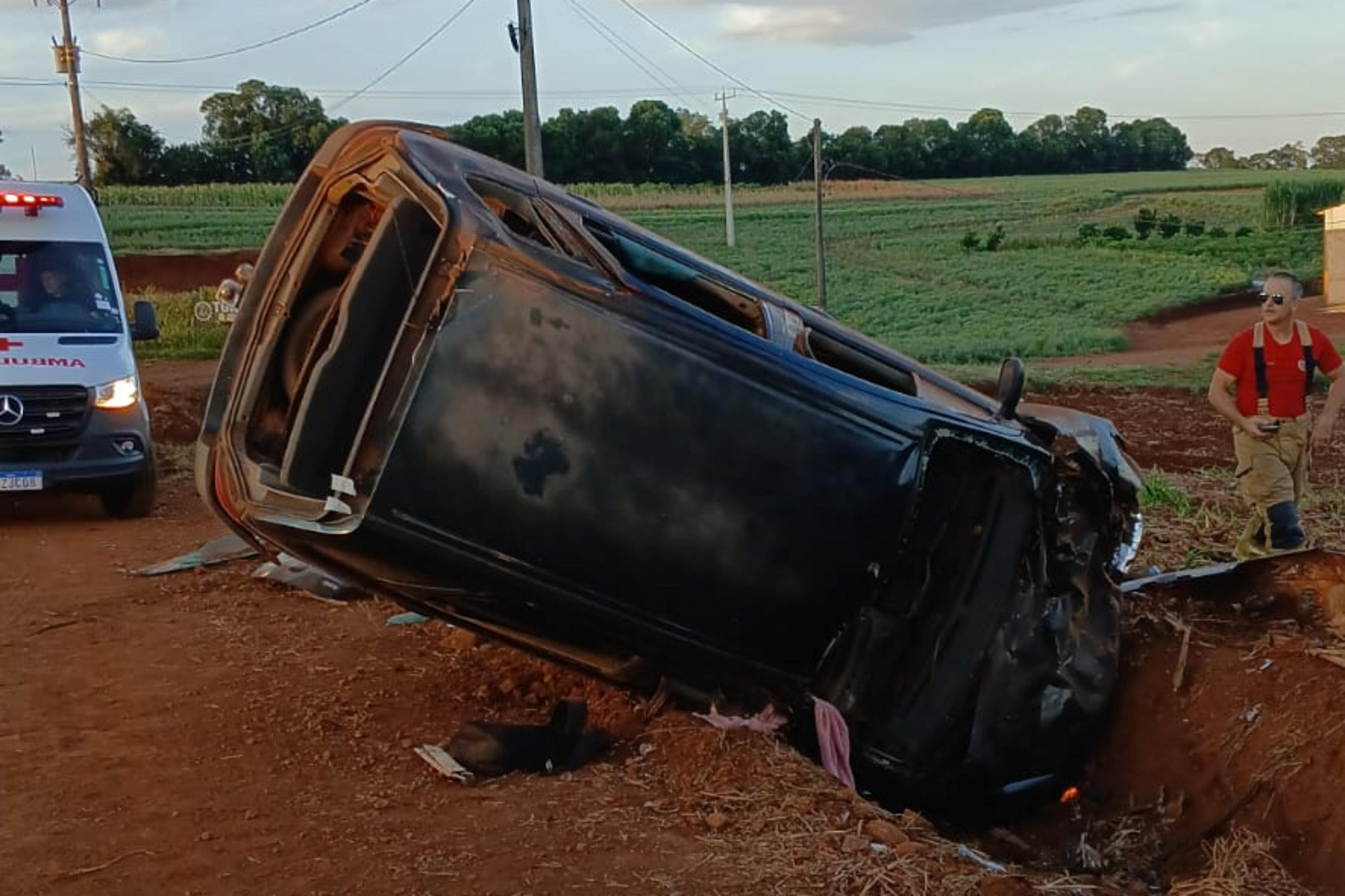 Carro com seis ocupantes capota em estrada rural e deixa feridos no noroeste do RS