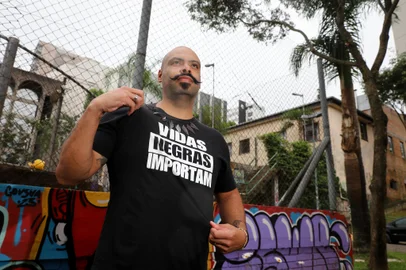 CAXIAS DO SUL, RS, BRASIL, 19/11/2024. A reportagem conversou com o professor de filosofia Fernando da Silva Lopes sobre seu trabalho em sala de aula, onde aborda temas como o racismo através de atividades com os alunos. Ele é case de pauta sobre o Dia da Consciência Negra. (Bruno Todeschini/Agência RBS)Indexador: Bruno Todeschini<!-- NICAID(15916794) -->