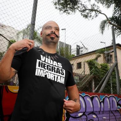 CAXIAS DO SUL, RS, BRASIL, 19/11/2024. A reportagem conversou com o professor de filosofia Fernando da Silva Lopes sobre seu trabalho em sala de aula, onde aborda temas como o racismo através de atividades com os alunos. Ele é case de pauta sobre o Dia da Consciência Negra. (Bruno Todeschini/Agência RBS)Indexador: Bruno Todeschini<!-- NICAID(15916794) -->