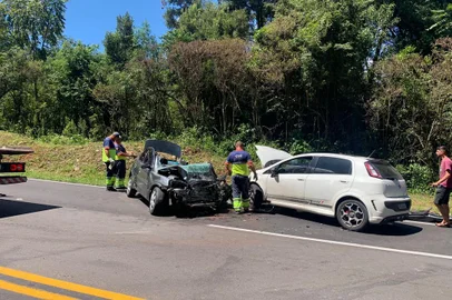 Duas mulheres, de 82 e 89 anos, morreram em um acidente por volta das 9h15min desta terça-feira (20) no km 76 da RS-122, em Caxias do Sul. Elas estavam no banco traseiro de um Corsa que colidiu com um caminhão e um Punto. O ponto do acidente é próximo ao trevo de acesso a Monte Bérico.<!-- NICAID(15684311) -->