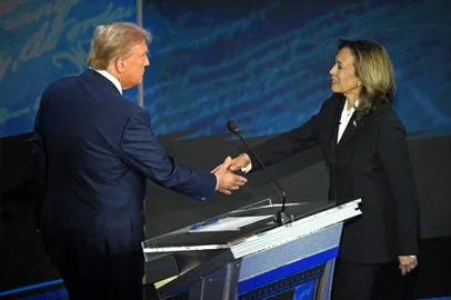 US Vice President and Democratic presidential candidate Kamala Harris (R) shakes hands with former US President and Republican presidential candidate Donald Trump during a presidential debate at the National Constitution Center in Philadelphia, Pennsylvania, on September 10, 2024. (Photo by SAUL LOEB / AFP)<!-- NICAID(15863176) -->