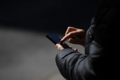 CAXIAS DO SUL, RS, BRASIL, 31/07/2024. Imagens de pessoas usando celulares nas ruas para  ilustrar matéria sobre dados do Atlas da Violência de 2023, que mostram que casos de roubo de telefones aumentaram 10% no Estado em relação a igual período. (Bruno Todeschini/Agência RBS)Indexador: Bruno Todeschini<!-- NICAID(15828305) -->