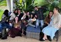 Bruce Willis faz rara aparição em foto de reunião com a família e Demi Moore