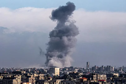 A smoke plume erupts during Israeli bombardment in Khan Yunis from Rafah in the southern Gaza Strip on January 30, 2024 amid ongoing battles between Israel and the Palestinian militant group Hamas. (Photo by AFP)<!-- NICAID(15664764) -->