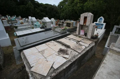 PORTO ALEGRE, RS, BRASIL, 06/04/2023- Servidores e moradores reclamam das condições de cemitério no bairro Belém Velho. Foto: Ronaldo Bernardi / Agencia RBS<!-- NICAID(15396040) -->