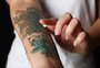 Tatuagens coloridas são um risco? Especialista explica a situação no Brasil