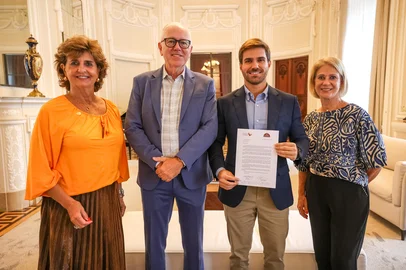 O primeiro compromisso institucional do marido do governador Eduardo Leite, Thalis Bolzan, desde a sua mudança para Porto Alegre, será no papel de embaixador do jantar anual do Instituto da Criança com Diabetes, no dia 10 de julho, na Associação Leopoldina Juvenil, em Porto Alegre. O jantar conhecido como Ilhas da Gastronomia contará com a participação voluntária de pelo menos 16 renomados chefs de cozinha do Estado. <!-- NICAID(16007962) -->