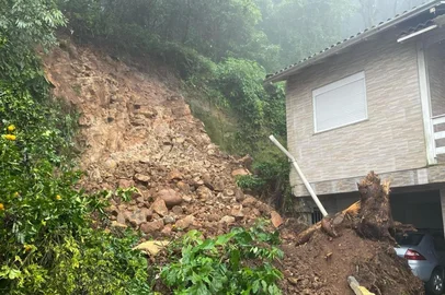 Após chuva, 14 pessoas ficam desalojadas na Serra devido desmoronamentos atingirem casas<!-- NICAID(16063771) -->