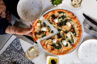 Pizza e vinho, destemperados<!-- NICAID(14149403) -->