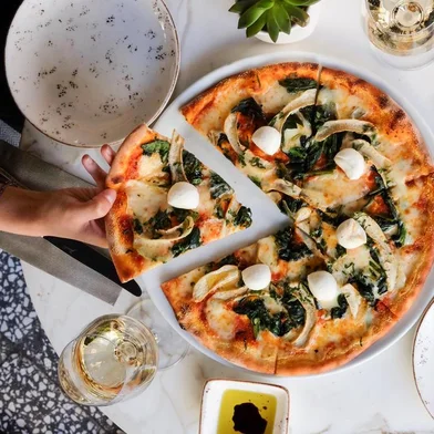 Pizza e vinho, destemperados<!-- NICAID(14149403) -->