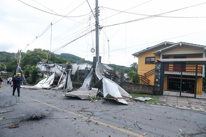 O temporal que atingiu a Serra no começo da tarde desta terça-feira (23) provocou estragos em Vila Rica, no interior de Farroupilha. Segundo a prefeitura, houve o destelhamento de ao menos 15 moradias e da Escola Municipal José Chesini, cuja parte interna teve alagamentos. Não havia ninguém na instituição de ensino no momento da chuva. A fiação da rede elétrica também caiu sobre as ruas da localidade.<!-- NICAID(16192986) -->