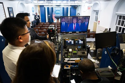 Reporters watch as US President Donald Trump addresses the nation regarding the US bombing of Iranian nuclear sites as seen on a television screen in the Brady Press Briefing Room at the White House in Washington, DC, on June 21, 2025. President Donald Trump said June 21, 2025 the US military has carried out a "very successful attack" on three Iranian nuclear sites, including the underground uranium enrichment facility at Fordo. "We have completed our very successful attack on the three Nuclear sites in Iran, including Fordow, Natanz, and Esfahan," Trump said in a post on his Truth Social platform. (Photo by SAUL LOEB / AFP)Editoria: WARLocal: WashingtonIndexador: SAUL LOEBSecao: armed conflictFonte: AFPFotógrafo: STF<!-- NICAID(16064881) -->