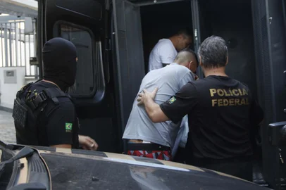 Moro era alvo de quadrilha que planejava mortes e sequestros de autoridadesSP - OPERAÇÃO SEQUAZ/SERVIDORES PÚBLICOS/ATAQUES - GERAL - Integrantes da Polícia Federal deflagram a Operação Sequaz, na região de   Campinas, no interior de São Paulo, nesta quarta-feira, 22. A Polícia   Federal (PF) abriu na manhã desta quarta-feira, 22, operação contra uma   quadrilha que pretendia atacar servidores públicos e autoridades,   planejando homicídios e extorsão mediante sequestro em quatro Estados e   no Distrito Federal. O ministro da Justiça Flávio Dino disse que havia o   plano de assassinatos até de um senador e de um promotor de Justiça - mas   os nomes não foram divulgados. Nas redes sociais, o senador Sergio Moro   agradeceu a atuação das forças de segurança, afirmando que ele e sua   família estariam entre os alvos de "planos de retaliação do PCC".    22/03/2023 - Foto: DENNY CESARE/CÓDIGO19/ESTADÃO CONTEÚDOEditoria: GERALLocal: CAMPINASIndexador: DENNY CESAREFonte: CÃ³digo 19Fotógrafo: CÓDIGO19<!-- NICAID(15382719) -->