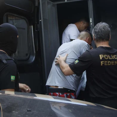 Moro era alvo de quadrilha que planejava mortes e sequestros de autoridadesSP - OPERAÇÃO SEQUAZ/SERVIDORES PÚBLICOS/ATAQUES - GERAL - Integrantes da Polícia Federal deflagram a Operação Sequaz, na região de   Campinas, no interior de São Paulo, nesta quarta-feira, 22. A Polícia   Federal (PF) abriu na manhã desta quarta-feira, 22, operação contra uma   quadrilha que pretendia atacar servidores públicos e autoridades,   planejando homicídios e extorsão mediante sequestro em quatro Estados e   no Distrito Federal. O ministro da Justiça Flávio Dino disse que havia o   plano de assassinatos até de um senador e de um promotor de Justiça - mas   os nomes não foram divulgados. Nas redes sociais, o senador Sergio Moro   agradeceu a atuação das forças de segurança, afirmando que ele e sua   família estariam entre os alvos de "planos de retaliação do PCC".    22/03/2023 - Foto: DENNY CESARE/CÓDIGO19/ESTADÃO CONTEÚDOEditoria: GERALLocal: CAMPINASIndexador: DENNY CESAREFonte: CÃ³digo 19Fotógrafo: CÓDIGO19<!-- NICAID(15382719) -->
