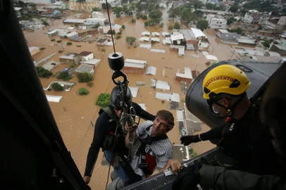 04/05/2024 - CANOAS, RS, BRASIL - Resgate das vítimas da enchente que atingiram Canoas. Na imagem, morador do bairro Rio Branco sendo resgatado pelas equipes de salvamento. FOTO: RENAN MATTOS, AGÊNCIA RBS<!-- NICAID(15767834) -->