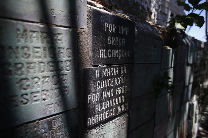 Devotos instalaram placas em agradecimento às graças que teriam sido alcançadas após pedidos feitos à jovem