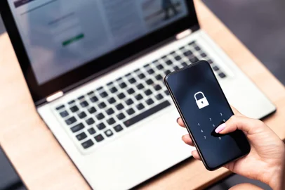 Phone  lock for mobile cyber security or  verification code in online bank app. Data privacy and protection from hacker, identity thief or cybersecurity threat. Laptop and smartphone.Fonte: 419339060<!-- NICAID(15441288) -->