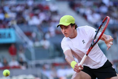 Brazils Joao Fonseca returns the ball to Denmarks Elmer Moller during their 2025 ATP Tour Madrid Open tennis tournament first round singles match at the Caja Magica in Madrid, on April 24, 2025. (Photo by Thomas COEX / AFP)<!-- NICAID(16024155) -->