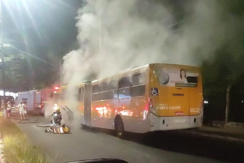 Ônibus da Carris pega fogo na João de Oliveira Remião, na Lomba do Pinheiro, nesta sexta-feira 15/3/24<!-- NICAID(15707405) -->