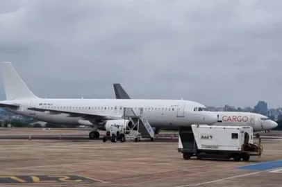 Avião Airbus A320 , da Avion Express, pousou no aeroporto Salgado Filho em 1º de novembro. Foto: Canal Camera Aeroporto Porto Alegre BrAmigos/Divulgação<!-- NICAID(16162748) -->