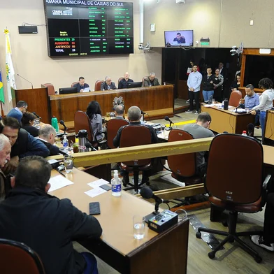 CAXIAS DO SUL, RS, BRASIL, 02/05/2023. Sessão plenária da Câmara de Veradores de Caxias do Sul aprova por maioria a abertura do processo de cassação do vereador Lucas Caregnato (PT). (Bruno Todeschini/Agência RBS)<!-- NICAID(15417519) -->