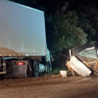 Duas pessoas morrem em colisão entre carro e caminhão na BR-158, no noroeste gaúcho<!-- NICAID(15694922) -->