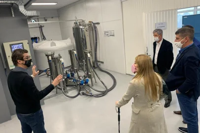 Chineses têm interesse em investir na fábrica de grafeno da UCS, em aeroporto de Vila Oliva e no Porto de Arroio de Sal. Na foto, comitiva da BraCham visita fábrica de grafeno da UCS<!-- NICAID(14814411) -->