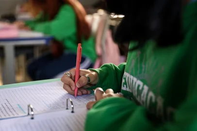 CHARQUEADAS, RS, BRASIL, 01-06-2026: A reportagem foi até a Escola Estadual Vila Cruz de Malta, em Charqueadas, para saber como está funcionando a nova proposta de educação profissional do governo do Estado, que teve início em 2026. Na foto, a aluna Yasmim Silveira de Assis. Foto: Bruno Todeschini/Agência RBS<!-- NICAID(16298387) -->