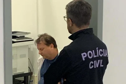 16 de maio de 2025Advogado gaúcho que foi preso em Mato Grosso do Sul chega a Porto Alegre. Daniel Fernando Nardon estava foragido e foi capturado nesta quinta-feira no município de Dourados. <!-- NICAID(16038617) -->