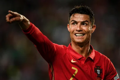 Portugal's forward Cristiano Ronaldo gestures during the UEFA Nations League, league A group2 football match between Portugal and Switzerland at the Jose Alvalade stadium in Lisbon on June 5, 2022. (Photo by PATRICIA DE MELO MOREIRA / AFP)Editoria: SPOLocal: LisbonIndexador: PATRICIA DE MELO MOREIRASecao: soccerFonte: AFPFotógrafo: STR<!-- NICAID(15229469) -->